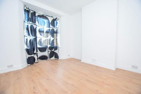 3 bedroom terraced house to rent, Tunmarsh Lane, London, E13