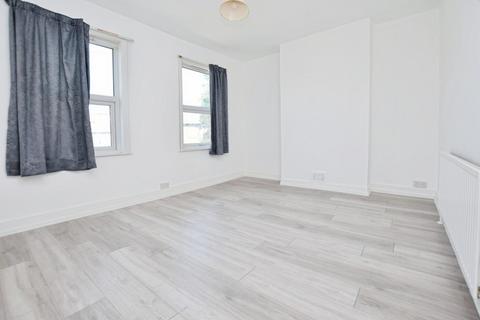 3 bedroom terraced house to rent, Tunmarsh Lane, London, E13