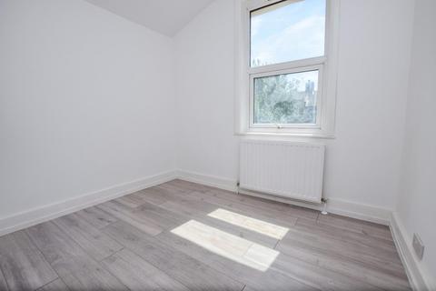 3 bedroom terraced house to rent, Tunmarsh Lane, London, E13