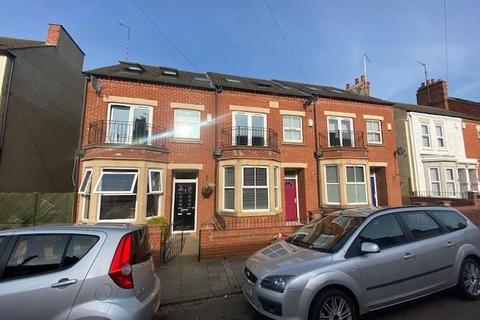 3 bedroom end of terrace house to rent, Moore Street, Northampton NN2