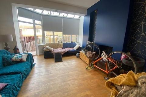 3 bedroom end of terrace house to rent, Moore Street, Northampton NN2