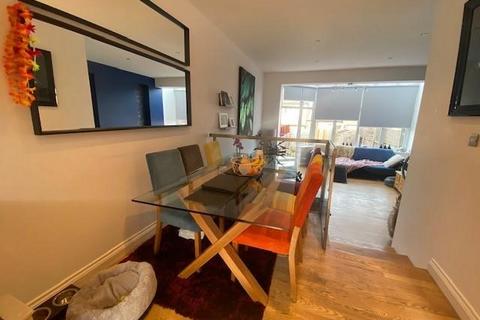 3 bedroom end of terrace house to rent, Moore Street, Northampton NN2