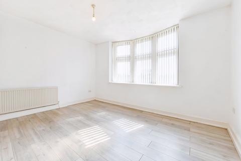 2 bedroom flat to rent, Commercial Street, Newport, NP20