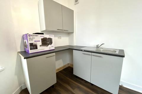 Studio to rent, Stratford Road, BIRMINGHAM, B11