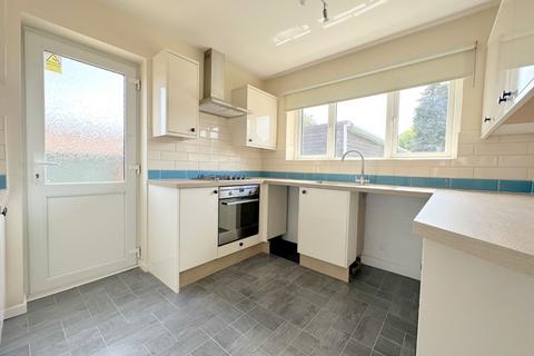 3 bedroom semi-detached bungalow to rent, Wadhurst Avenue, Luton, LU3