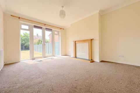 3 bedroom semi-detached bungalow to rent, Wadhurst Avenue, Luton, LU3