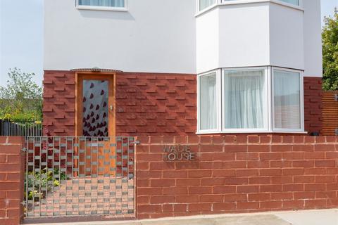 2 bedroom detached house for sale, Salcombe Way, Ruislip HA4