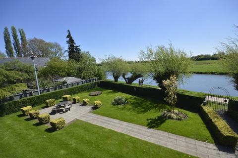 2 bedroom apartment to rent, Fenview Court, CB4
