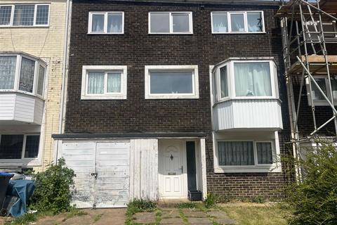 4 bedroom terraced house to rent, Northdown Road, Hatfield