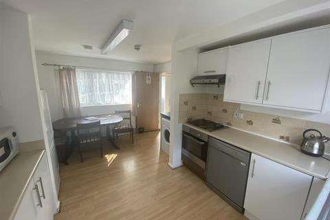 4 bedroom terraced house to rent, Northdown Road, Hatfield