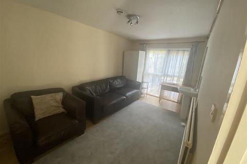 4 bedroom terraced house to rent, Northdown Road, Hatfield