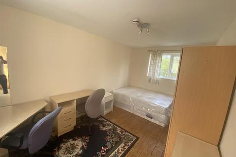4 bedroom terraced house to rent, Northdown Road, Hatfield