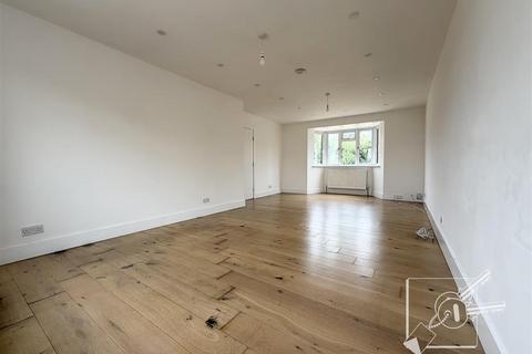 3 bedroom semi-detached house to rent, St. Dunstans Drive, Gravesend