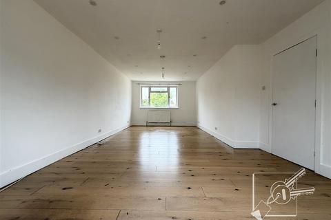 3 bedroom semi-detached house to rent, St. Dunstans Drive, Gravesend