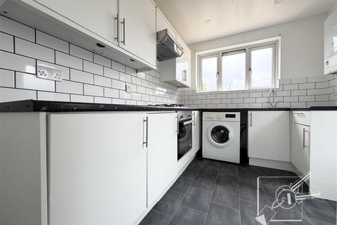 3 bedroom semi-detached house to rent, St. Dunstans Drive, Gravesend