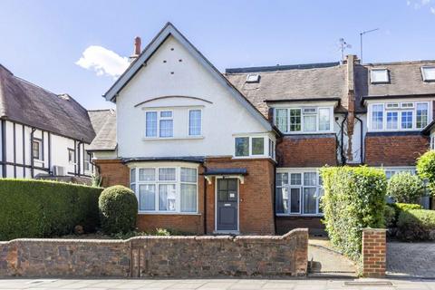 Studio to rent, Arden Road, London N3