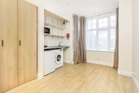 Studio to rent, Arden Road, London N3