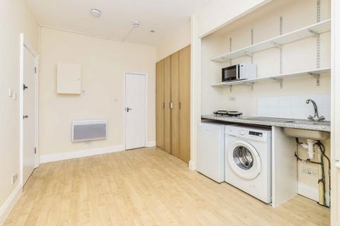 Studio to rent, Arden Road, London N3