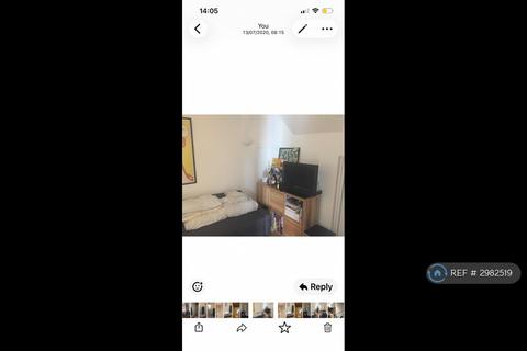 Studio to rent, Brownlow Road, Finchley, N3