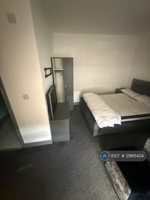 Apartment in Sandwell, West Midlands - View 2