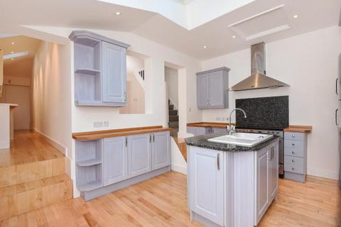 2 bedroom terraced house to rent, Avenue Cottages, London, NW7