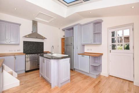 2 bedroom terraced house to rent, Avenue Cottages, London, NW7