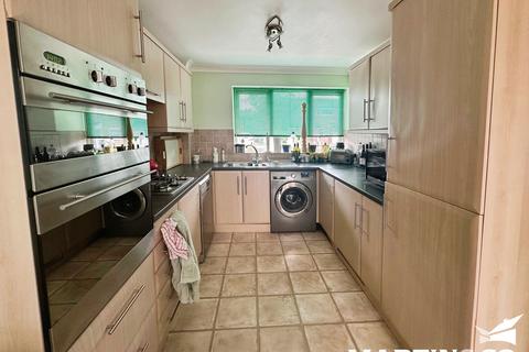 3 bedroom semi-detached house to rent, Daffodil Way, Chelmsford