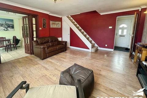 3 bedroom semi-detached house to rent, Daffodil Way, Chelmsford
