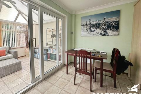 3 bedroom semi-detached house to rent, Daffodil Way, Chelmsford