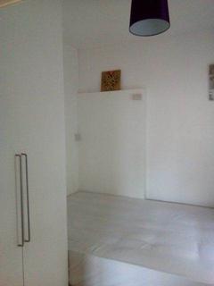Studio to rent, W Drayton Rd, London, UB8
