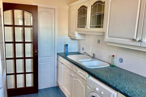 2 bedroom flat to rent, 26 Abbotsford Drive