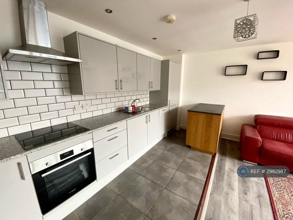 Apartment in Cardiff, Grangetown - View 2