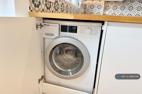 3 bedroom terraced house to rent, Howarth Road, London, SE2
