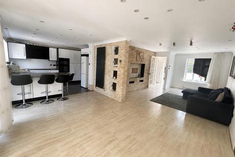 4 bedroom detached house for sale, Anne Boleyn Close, Eastchurch, Sheerness