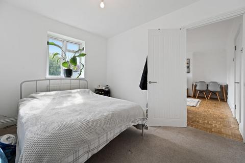 2 bedroom property for sale, Woodridings Close, Pinner