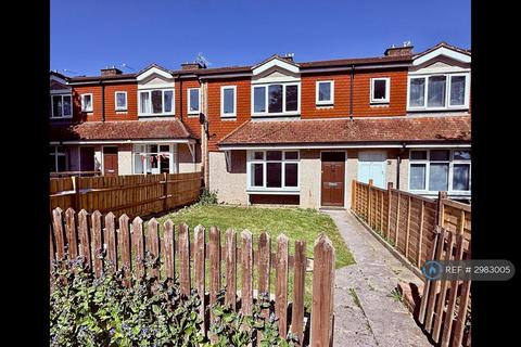 2 bedroom terraced house to rent, The Chantrys, Farnham, GU9