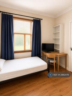 Studio to rent, Station Road, London, N3