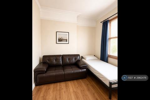 Studio to rent, Station Road, London, N3