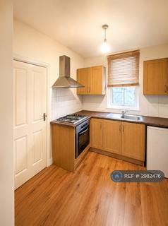 Studio to rent, Station Road, London, N3