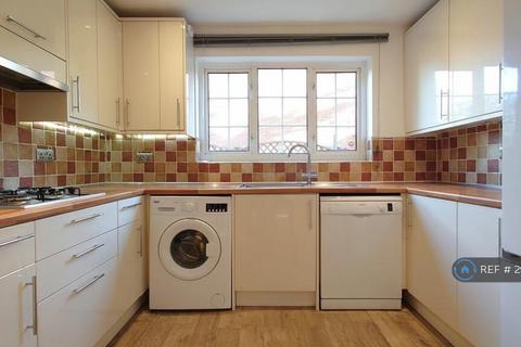 4 bedroom semi-detached house to rent, The Causeway, London, N2
