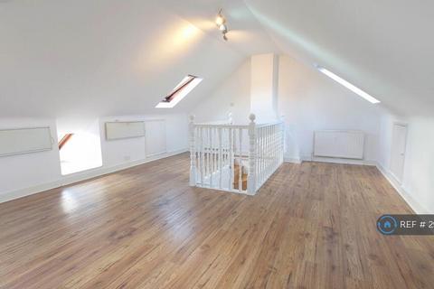 4 bedroom semi-detached house to rent, The Causeway, London, N2
