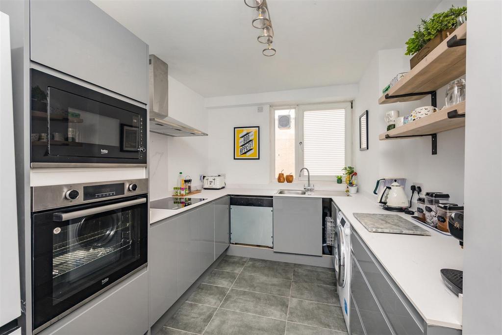 Apartment in Hove, Brighton and Hove - View 4