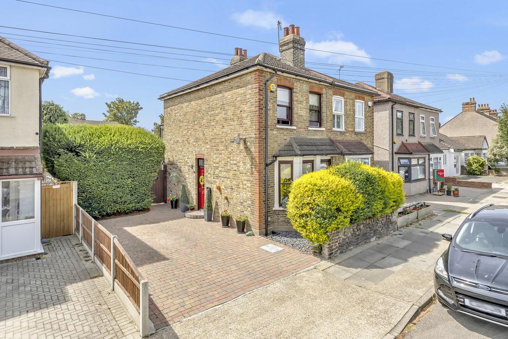 Detached house exterior, driveway