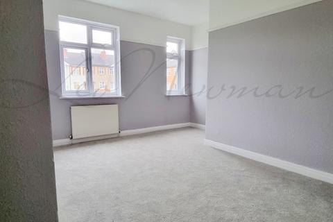 2 bedroom flat to rent, High Street, Hornchurch, RM12