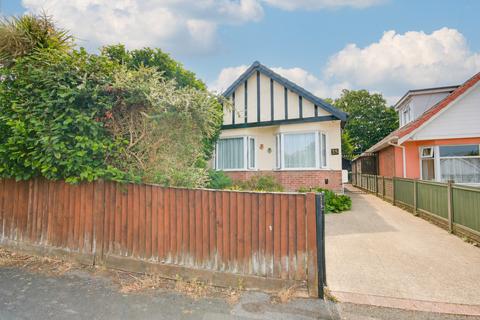 2 bedroom detached bungalow for sale, MIDANBURY! NO FORWARD CHAIN! GORGEOUS GARDEN! WORKSHOP! MODERN KITCHEN!