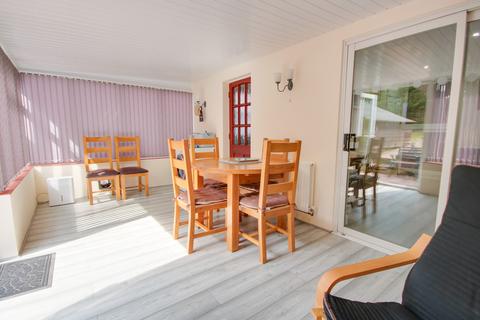 2 bedroom detached bungalow for sale, MIDANBURY! NO FORWARD CHAIN! GORGEOUS GARDEN! WORKSHOP! MODERN KITCHEN!
