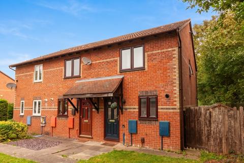 2 bedroom end of terrace house to rent, Pine Close, Bicester