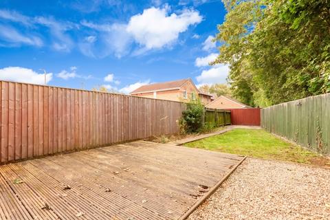 2 bedroom end of terrace house to rent, Pine Close, Bicester