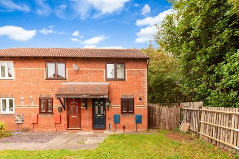 2 bedroom end of terrace house to rent, Pine Close, Bicester