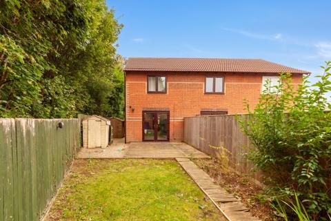 2 bedroom end of terrace house to rent, Pine Close, Bicester